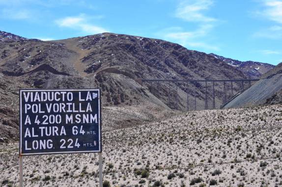 O famoso viaduto La Polvorilla, na região de San Antonio de Los Cobres - Argentina